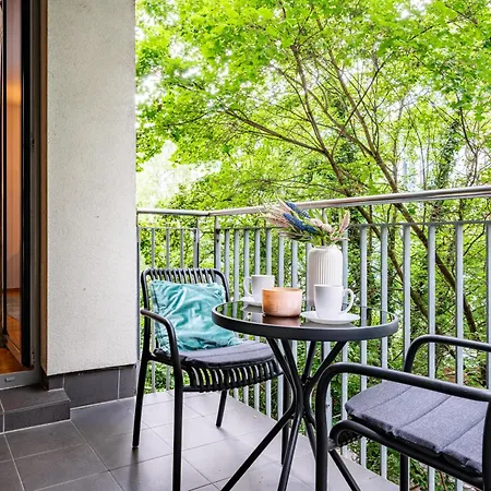 Days - One Bedroom With Balcony And 200mbps Wifi شقة براغ