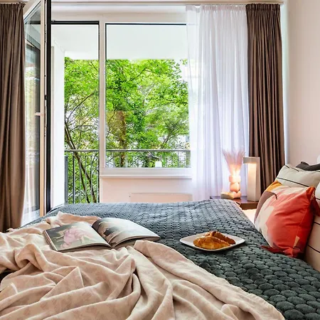 Days - One Bedroom With Balcony And 200mbps Wifi شقة براغ