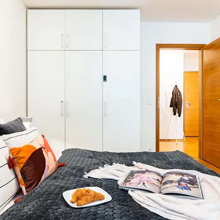 Days - One Bedroom With Balcony And 200mbps Wifi